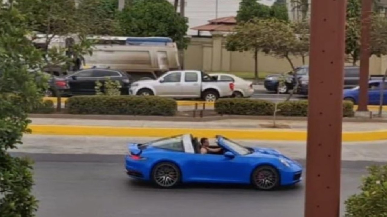 Strada chiusa per il passaggio in Porsche (a tutta velocità) del presidente: polemica in Ecuador