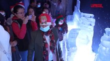 Folla di visitatori per il presepe di ghiaccio a Bogotà, in Colombia: il video della natività scolpita a -12 gradi