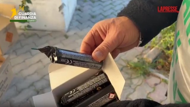 Sequestrati a Cosenza oltre 140mila fuochi d'artificio illegali pronti ad essere messi in commercio illegalmente per Capodanno