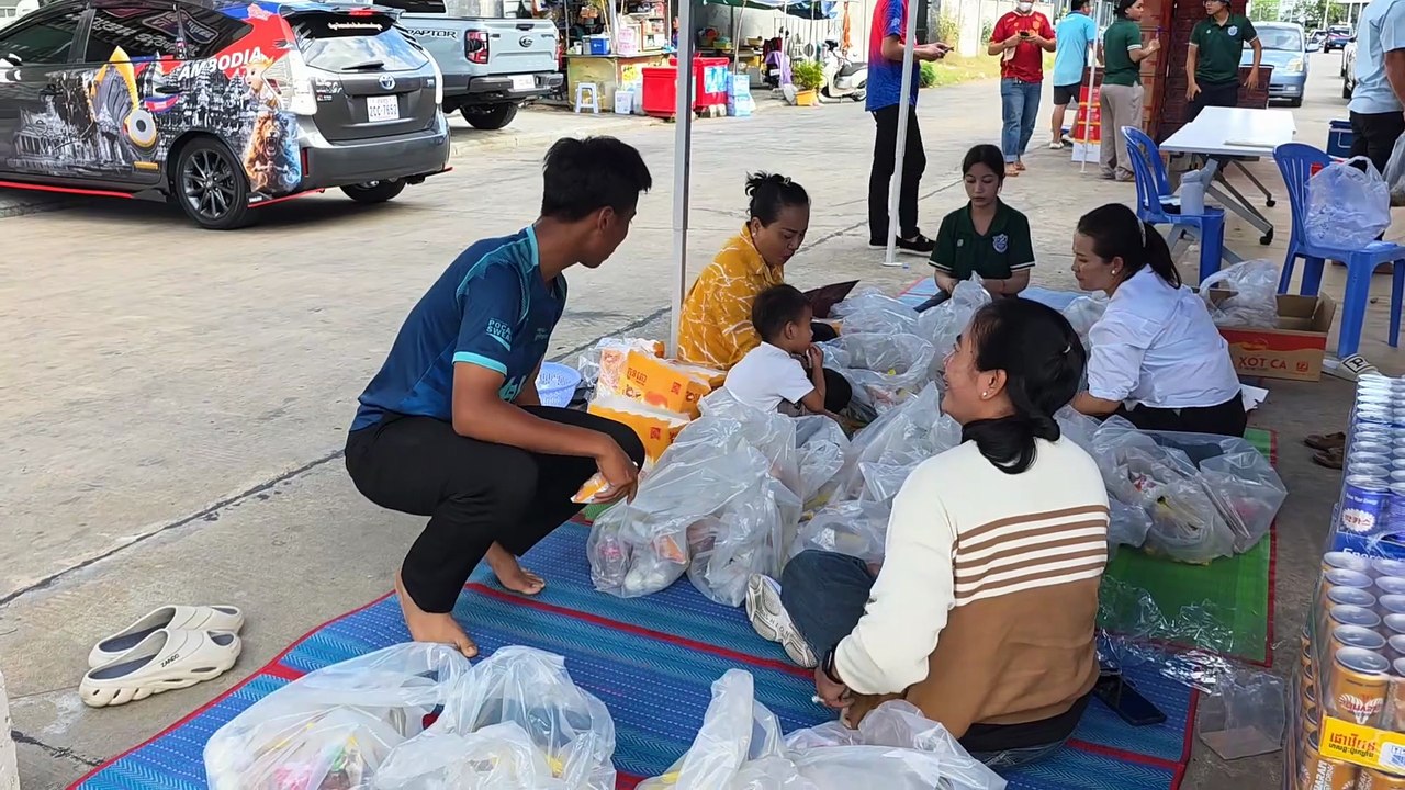 ក្រៅពីជួយជាស្បៀងអាហារហើយ គ្រួសារយុវជន U18 បឹងកេត ស៊ូ សាណាលីនត្រា ឆ្លៀតចំណាយពេលជួយវេចខ្ចប់ជាមួយមូលនិធិបឹងកេតដើម្បីជួយបន្តដល់វីរៈកងទ័ព
