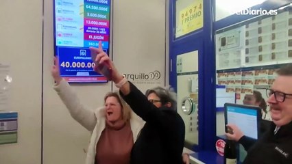 Una administración de lotería en la calle Barquillo de Madrid reparte íntegro el segundo premio de la lotería de navidad