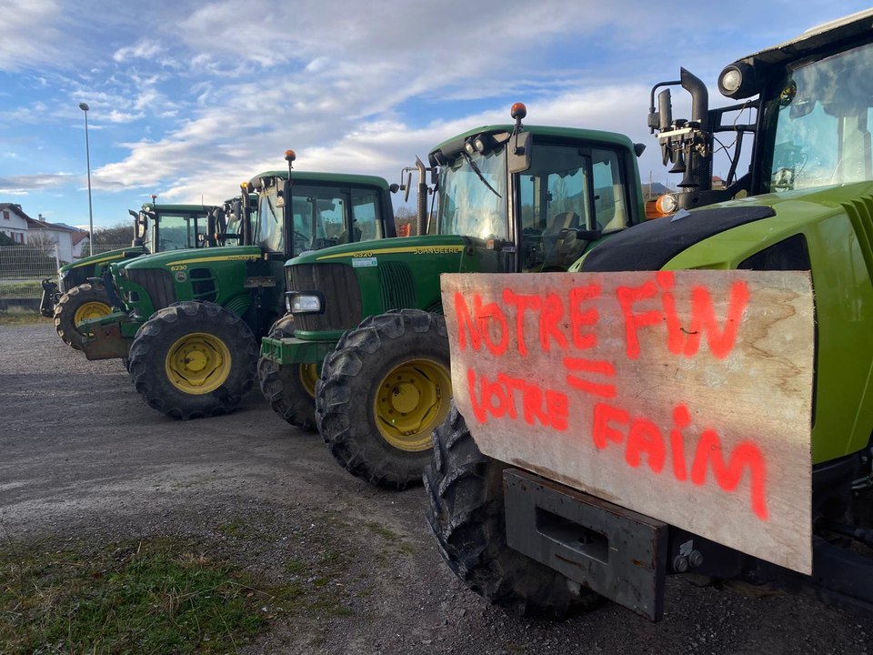 Blocage des agriculteurs : une opération direction le blocage d'Urt sur l'A64 au Pays basque