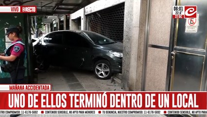 Camioneta perdió el control chocó contra varios autos que estaban estacionados