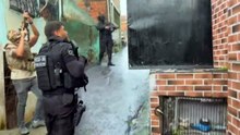 Droga no congelador e mais: Assista ao momento em que polícia localiza base do CV em Salvador