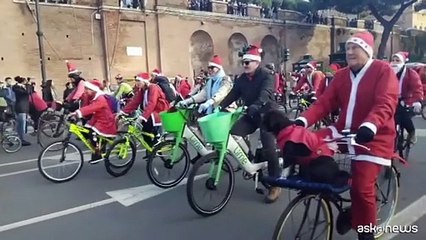 Roma, pedalata di Babbi Natale per i bimbi malati di cancro