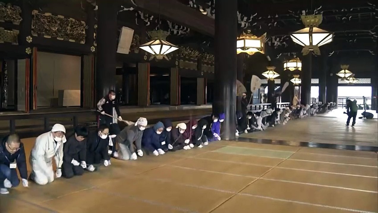 Des centaines de personnes participent au nettoyage annuel des temples bouddhistes majeurs à Kyoto