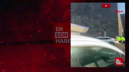 Diyarbakır'da trafik polisleri, arızalanan otomobili iterek sürücüye yardım etti