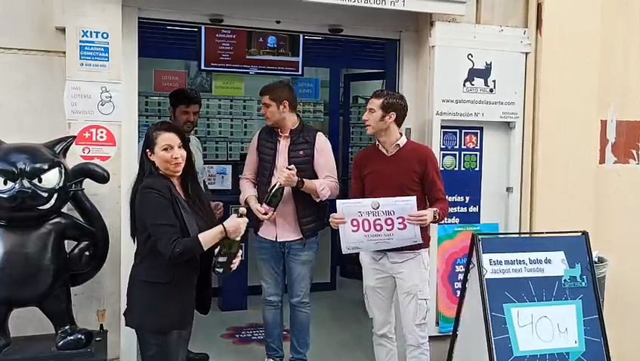 La administración de loterías de Cartagena 'el Gato malo de la suerte' celebra que ha otorgado parte del tercer premio de la Lotería de Navidad.