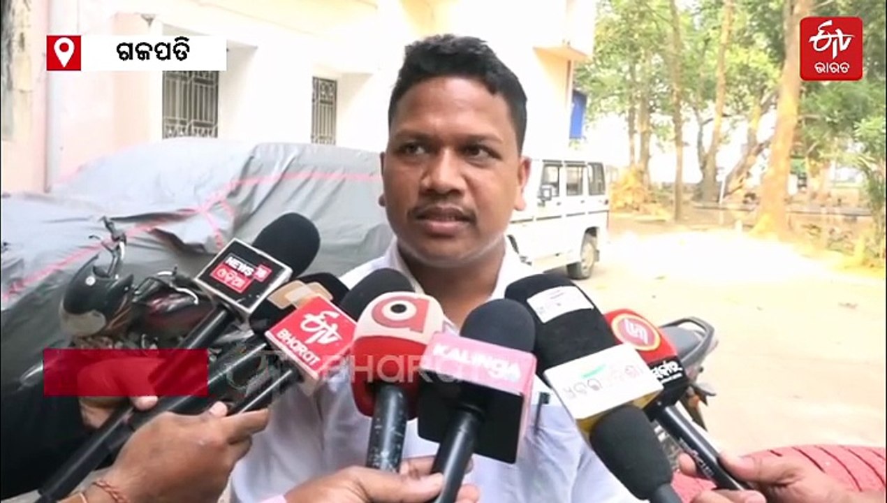 ମାଗୁଥିଲେ ଟଙ୍କା, ଦେଇଥାନ୍ତେ ମିଛ ଚାକିରି: ଟ୍ରେନିଂ ବେଳେ ପହଞ୍ଚି ଗଲା ପୋଲିସ