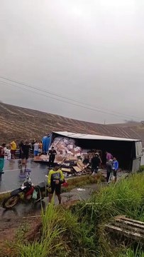 Carreta tomba e carga de frutas se espalha na BR-101, em Alagoas