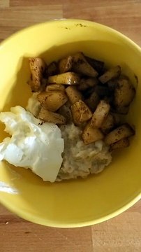 Colazione detox: porridge caldo di avena, mela e cannella