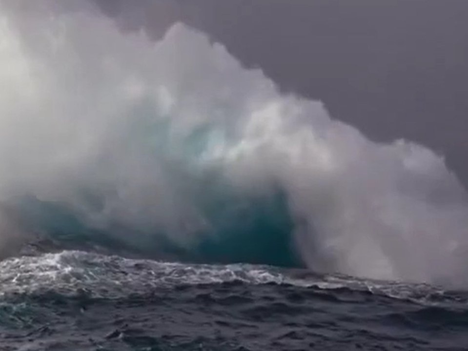 Australien: Riesenwelle schleudert Wasser 40 Meter hoch