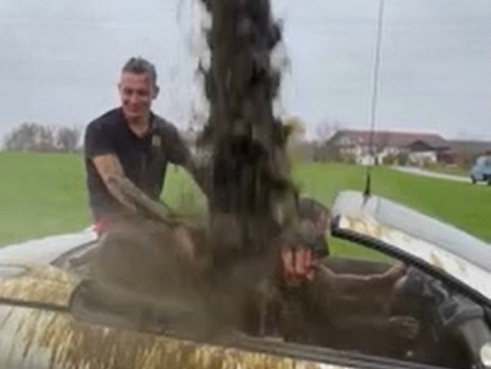 Stinkende Promo: Rosenheimer Bauern baden in Gülle