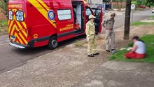 Zangada, mulher é encontrada caída na calçada e recusa ajuda do Corpo de Bombeiros