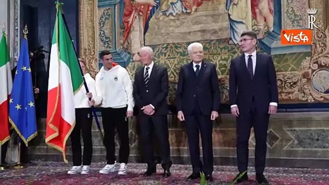Mattarella consegna la Bandiera tricolore agli atleti olimpici di Milano-Cortina
