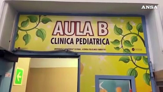 Sorpresa per i piccoli pazienti ricoverati in Oncologia, i poliziotti si calano dal tetto per portare doni