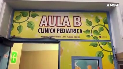 Sorpresa per i piccoli pazienti ricoverati in Oncologia, i poliziotti si calano dal tetto per portare doni