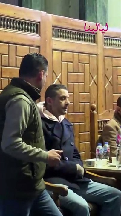 لحظة وصول أحمد الفيشاوي لتلقي العزاء في والدته النجمة الراحلة سمية الألفي