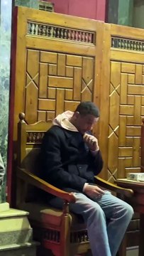 أحمد الفيشاوي يبكي حزنا على والدته الراحلة سمية الألفي في عزاءها