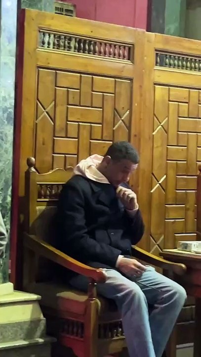 أحمد الفيشاوي يبكي حزنا على والدته الراحلة سمية الألفي في عزاءها