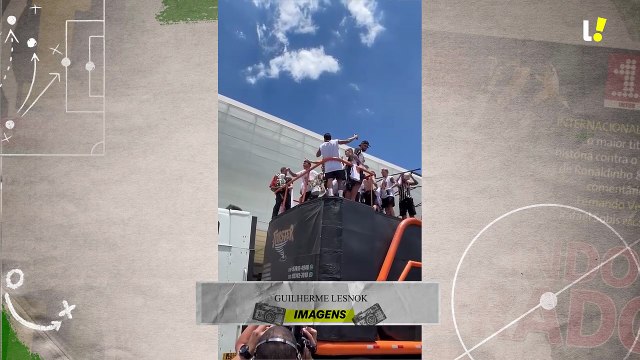 Jogadores apresentam taça da Copa do Brasil para torcida