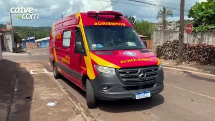 Motociclista fica ferida após bater em trailer no bairro Interlagos, em Cascavel