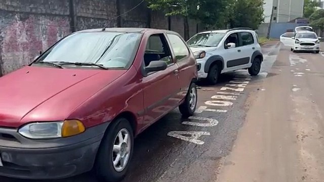 Colisão traseira envolve três veículos em Cascavel