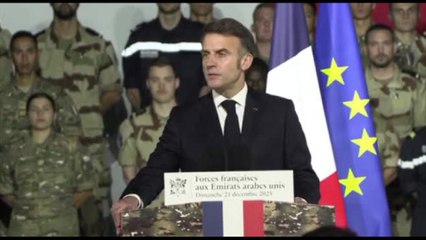 Macron in visita agli Emirati annuncia la nuova portaerei francese