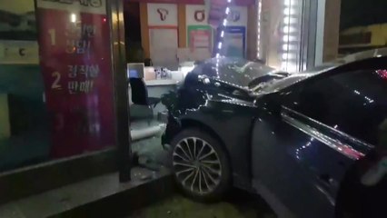 음주운전 차량, 사고 내고 상가로 돌진...1명 경상 / YTN