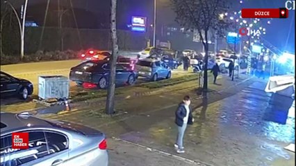 Düzce’de taksi park halindeki otomobile çarpıp yan yattı