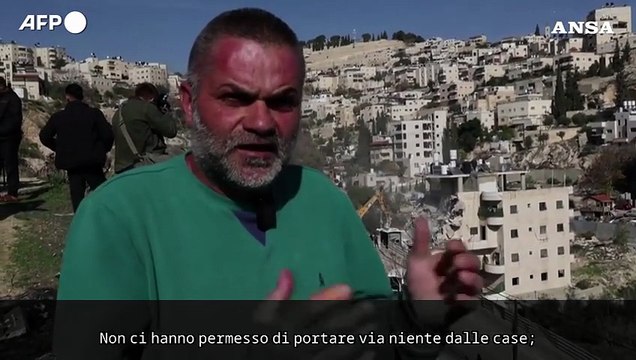Le ruspe israeliane demoliscono uno stabile che ospitava un centinaio di palestinesi, anche bimbi e malati