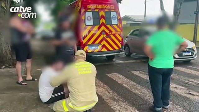 Carro atinge poste após batida no bairro Santo Onofre, em Cascavel