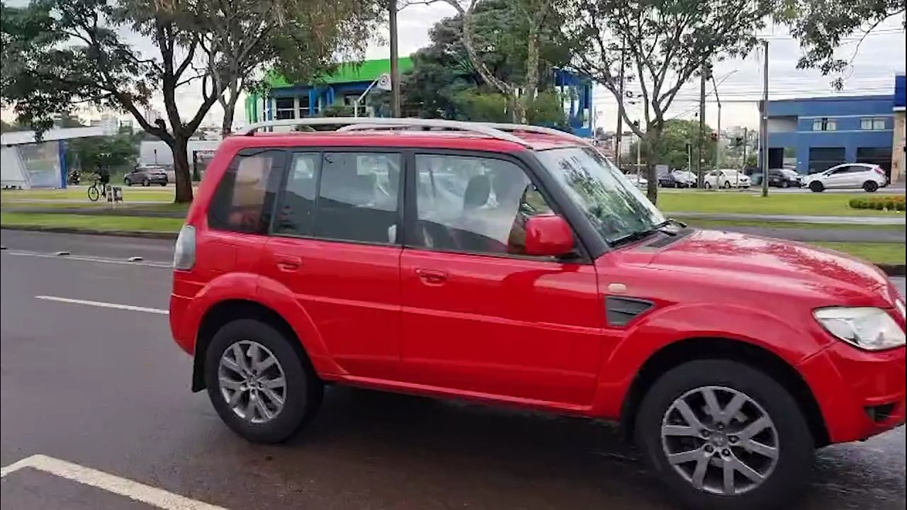 Engavetamento em semáforo deixa carros danificados na Tancredo Neves