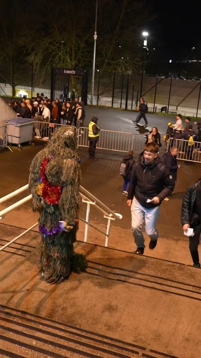 « ̧      » 😅Un supporter pas comme les autres était à La Beaujoire lors de Fontenay–PSG… 👀🎄