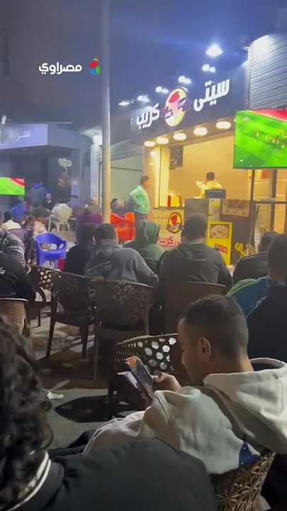 "حزن وفرحة".. متابعة الجماهير لمباراة مصر وزيمبابوي من المقاهي
