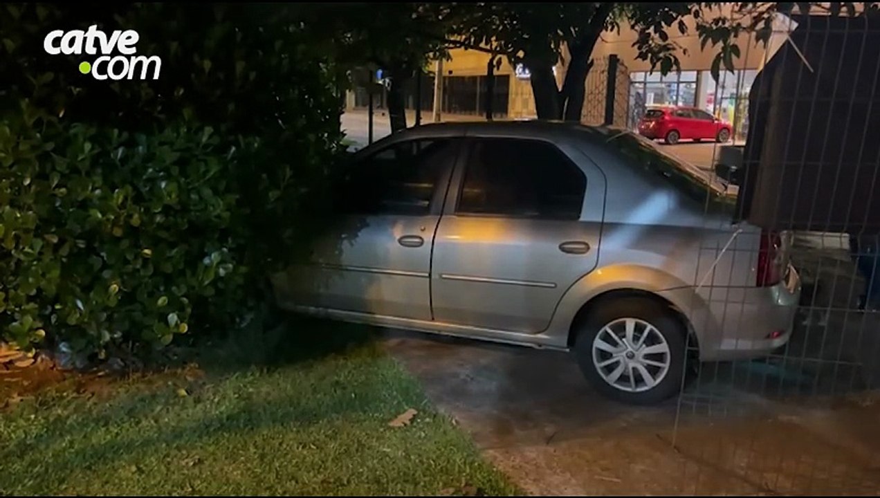 Carro invade praça e atinge grade e poste após manobra para evitar atropelamento em Cascavel