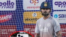 Virat Kohli ने आईफोन पर दिया ऑटोग्राफ..
