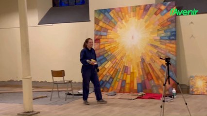 Une artiste à l’œuvre dans l’église de Stockem