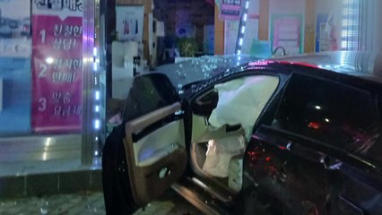 음주 운전하다 SUV 충돌 후 상가 돌진...1명 다쳐 / YTN
