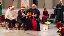 Treviso, il vescovo Michele Tomasi suona la chitarra e canta «Io Vagabondo» durante lo scambio degli auguri