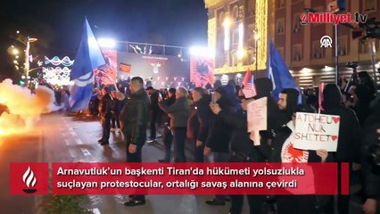 Arnavutluk'ta sokaklar karıştı! Başbakanlık binasına molotoflu saldırı