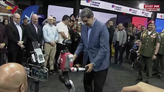 Maduro Dances with an AI Robot to Venezuelan Christmas Music in a Bizarre Moment