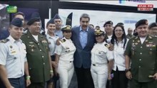 Maduro celebra la Navidad bailando con un robot humanoide