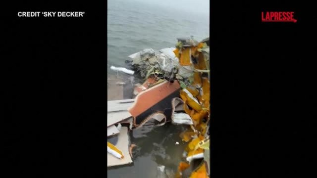 Usa: aereo Marina messicana si schianta al largo della costa del Texas, le immagini del relitto