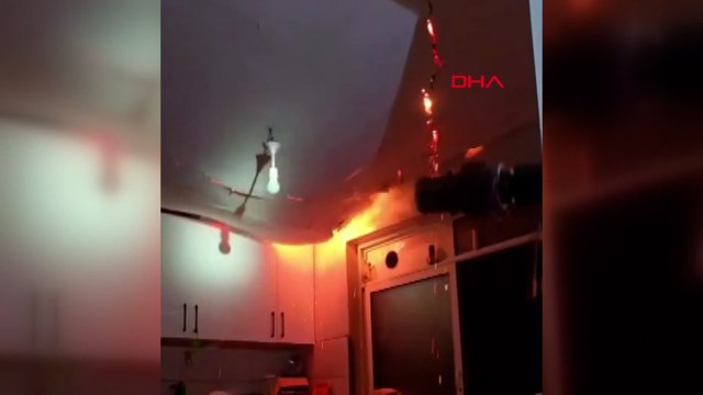 Yangına müdahale ederken çöken tavanın altında kalmaktan son anda kurtuldular