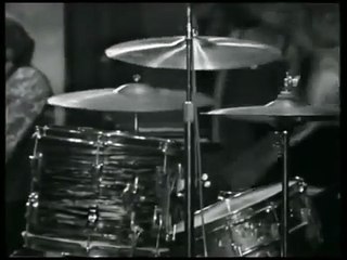 1967 – Johnny Hallyday : le 24 décembre, “Aussi dur que du bois” au gala de l’UNICEF (Noël des enfants du monde, 2ᵉ chaîne)