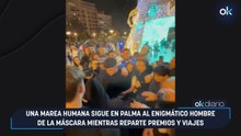 Una marea humana sigue en Palma al enigmático hombre de la máscara mientras reparte premios y viajes