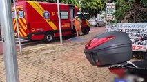 Homem é socorrido após acidente entre carro e motocicleta na Rua Cuiabá