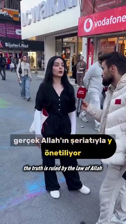 Açık genç kadının laiklik ve şeriat sözleri, azgınlarla kemalistleri kudurttu! Hakarete koştular