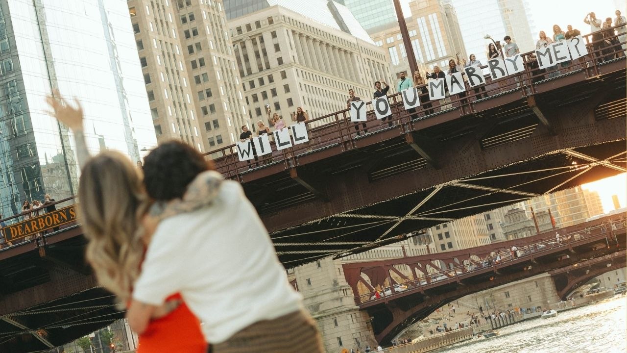 Couple Receive Huge Ovation From City Of Chicago On Boat Proposal | Happily TV